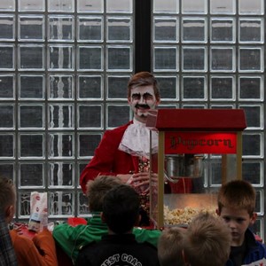 Halloween entertainment: popcorn vampier
