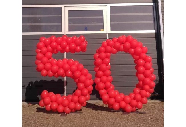 Ballon decoratie: cijfer 50 rood ballonnen