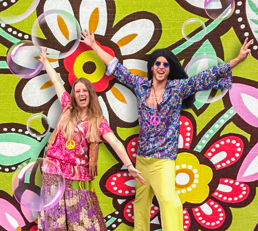 Nieuwe act! De hippies op stelten. 