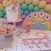 Sweet table met taart en ballonnen