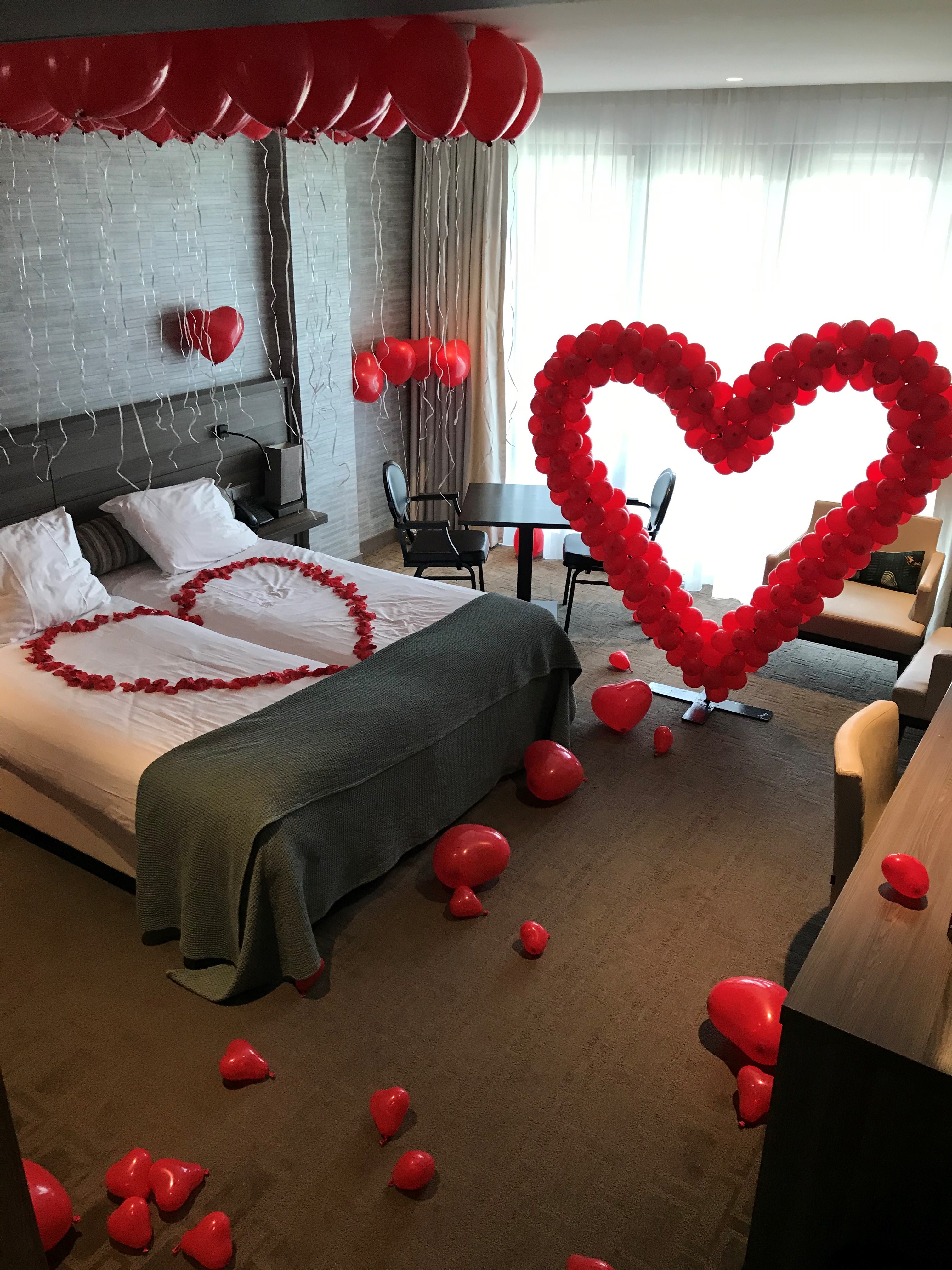 Hotelkamer romantisch versieren met ballonnen?