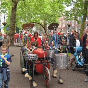 De drumband op klompen